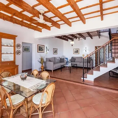 Llucasaldent Menor Villa